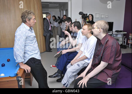 Roger Daltrey plaudert mit einigen der Jugendlichen Krebspatienten an der neu eröffneten Teenage Cancer Trust Unit am University Hospital of Wales, Cardiff, Wales. Stockfoto