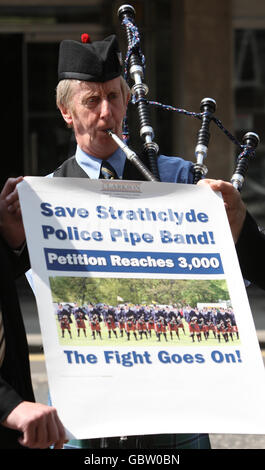 Piper Willie Park spielt, während eine Petition dem Hauptkonstabler der Strathclyde Police vorgelegt wird, in der er sich über geplante Kürzungen der Pfeifengruppe der Streitkräfte in Glasgow besorgt. Stockfoto