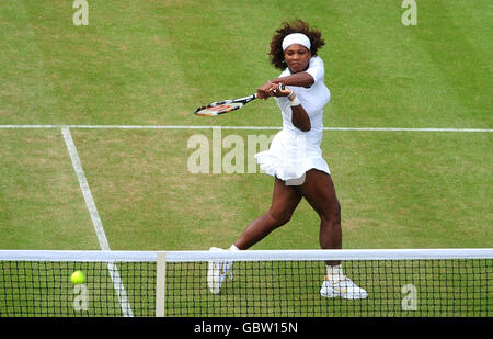 Serena Williams in ihrem Doppelspiel mit Venus Williams während der Wimbledon Championships im All England Lawn Tennis und Croquet Club, Wimbledon, London. Stockfoto