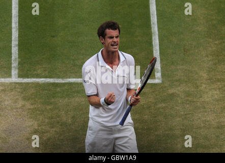 Tennis - Wimbledon Championships 2009 - Tag Sieben - All England Lawn Tennis und Croquet Club. Der Großbritanniens Andy Murray reagiert in seinem Spiel gegen Stanislas Wawrinka aus Suitzerland Stockfoto