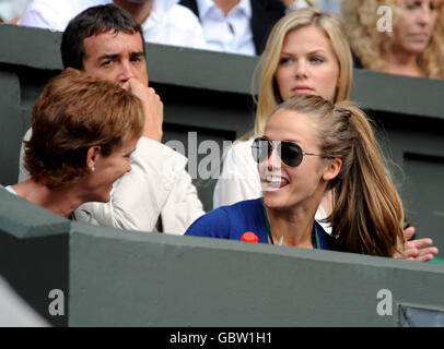 Kim Sears und Judy Murray beobachten den Briten Andy Murray während der Wimbledon Championships im All England Lawn Tennis and Croquet Club, Wimbledon, London, in Aktion gegen den US-Amerikaner Andy Roddick. Stockfoto