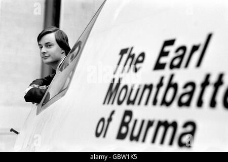 Timothy Knatchbull, Enkel des Earl Mountbatten von Burma, im Cockpit der 'Earl Mountbatten von Burma' Britannia Airway's erste Boeing 767, die während einer Zeremonie von Timothy am Luton Airport benannt wurde. Stockfoto