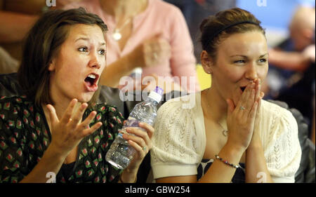 Ehemalige Schulfreunde von Andy Murray, Emma John (links), 22, und Suzy Biggart, 22, im Dunblane Center, beobachten ihn in ihrem Wimbledon-Halbfinalspiel in Murrays Heimatstadt Dunblane in Aktion gegen Andy Roddick. Murray will der erste Briten seit 71 Jahren sein, der das Finale der Männer im All-England Club erreicht hat. Stockfoto