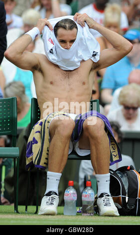 Deutschlands Tommy Haas während einer Pause während der Wimbledon Championships im All England Lawn Tennis und Croquet Club, Wimbledon, London. Stockfoto