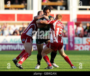 Rugby League - Engage Rugby Super League - Salford gegen St Helens - The Willows. St Helens Tony Puletua wird von Salfords Adam Sidlow (links) und Luke Swain während eines Super League-Spiels in den Willows, Salford, angegangen. Stockfoto