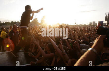 Blur im Konzert. Damon Albarn of Blur tritt in einem Konzert im Londoner Hyde Park auf. Stockfoto