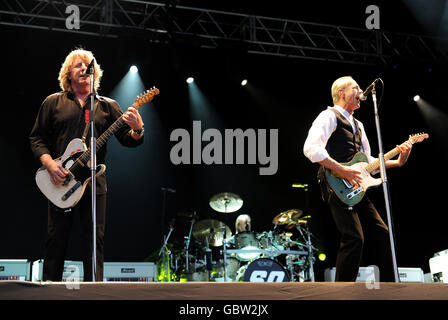 Francis Rossi (rechts) und Rick Parfitt (links) von Status Quo bei Epsom Live! Stockfoto