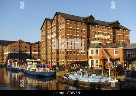 Blick über historische Gloucester Docks und restaurierten alten Lagerhäusern, Gloucestershire, UK Stockfoto