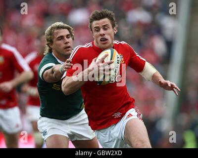 Rugby Union - Tour Match - Dritter Test - Südafrika gegen britische und irische Löwen - Coca Cola Park. Der britische und irische Lions Tommy Bowe (rechts) kommt vom südafrikanischen Wynard Olivier weg Stockfoto