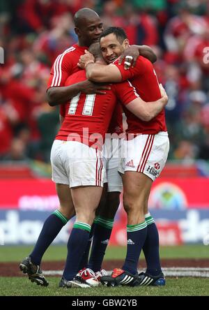 Die britischen und irischen Lions Shane Willians (11) werden von den Teamkollegen Riki Flutey (rechts) und Ugo Monye gratuliert, nachdem er seinen und seinen Kollegen beim zweiten Versuch des Spiels ein Tor schießt Stockfoto