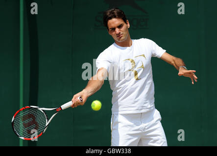 Tennis - Wimbledon Championships 2009 - Tag zwölf - All England Lawn Tennis und Croquet Club. Der Schweizer Roger Federer übt während der Wimbledon Championships im All England Lawn Tennis and Croquet Club, Wimbledon, London. Stockfoto