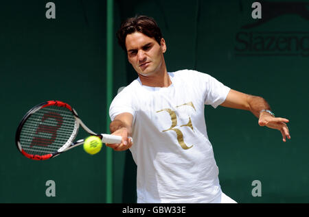 Tennis - Wimbledon Championships 2009 - Tag zwölf - All England Lawn Tennis und Croquet Club. Der Schweizer Roger Federer übt während der Wimbledon Championships im All England Lawn Tennis and Croquet Club, Wimbledon, London. Stockfoto