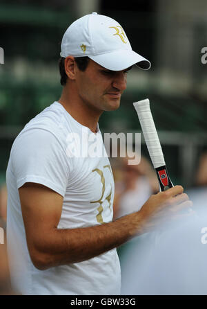 Der Schweizer Roger Federer übt während der Wimbledon Championships im All England Lawn Tennis und Croquet Club, Wimbledon, London. Stockfoto