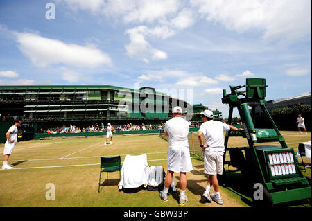 Der Schweizer Roger Federer übt während der Wimbledon Championships auf dem Court 19 im All England Lawn Tennis and Croquet Club, Wimbledon, London. Stockfoto