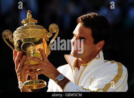 Der Schweizer Roger Federer küsst seine Trophäe, nachdem er das Herrenfinale während der Wimbledon Championships beim All England Lawn Tennis und Croquet Club, Wimbledon, London gewonnen hat. Stockfoto