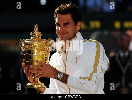 Der Schweizer Roger Federer feiert mit seiner Trophäe, nachdem er das Herrenfinale während der Wimbledon Championships im All England Lawn Tennis and Croquet Club, Wimbledon, London, gewonnen hat. Stockfoto