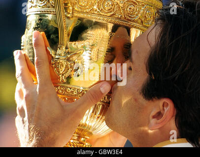 Der Schweizer Roger Federer küsst seine Trophäe, nachdem er das Herrenfinale während der Wimbledon Championships beim All England Lawn Tennis und Croquet Club, Wimbledon, London gewonnen hat. Stockfoto