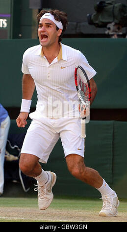 Der Schweizer Roger Federer feiert seinen Sieg beim Herrenfinale während der Wimbledon Championships beim All England Lawn Tennis and Croquet Club, Wimbledon, London. Stockfoto