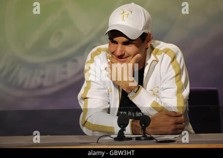 Der Schweizer Roger Federer spricht während einer Pressekonferenz nach seinem Sieg über den US-Amerikaner Andy Roddick im Herrenfinale während der Wimbledon Championships beim All England Lawn Tennis and Croquet Club, Wimbledon, London. Stockfoto