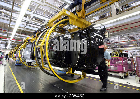 Die Produktionslinie im BMW UK Mini Werk in Oxford, Oxfordshire, nachdem ihr 1.5-millionster Wagen heute vom Band kam. Stockfoto