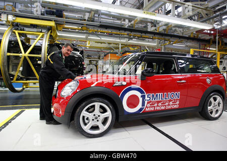 Der BMW Group-Mitarbeiter Joe Prinzi reinigt das 1.5-millionste Auto, das heute im BMW UK Mini Werk in Oxford, Oxfordshire, vom Band kam. Stockfoto