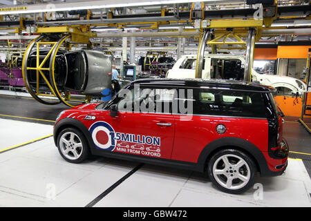 Mini-Werk produziert 1.5 Millionste Fahrzeug. Das 1.5-millionste Auto, das heute im BMW UK Mini-Werk in Oxford, Oxfordshire, vom Band kam. Stockfoto