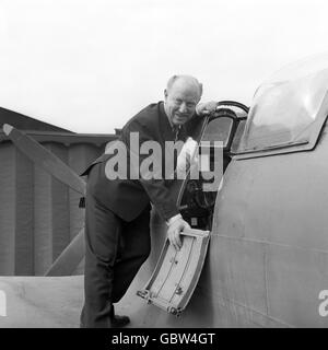 FLT/LT James 'Ginger' Lacey, Veteran der Battle of Britain, im Cockpit eines Spitfire-Kämpfers bei RAF Henlow, wo er die Macher des neuen Films über den epischen Kampf zwischen der RAF und der Luftwaffe berät. Stockfoto