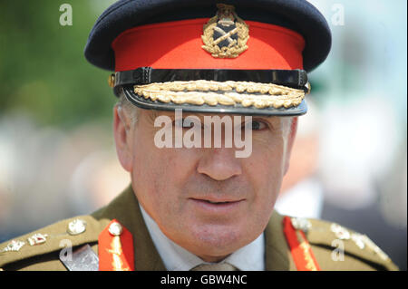 Generalstabschef, General Sir Richard Dannatt, während der Rückführung von Oberstleutnant Rupert Thorneloe - dem ranghöchsten britischen Offizier, der seit dem Falklandkrieg getötet wurde - und Trooper Joshua Hammond 18, In Wooton Bassett in Wiltshire, nachdem sie aus Afghanistan zurückgeführt wurden, wo sie letzte Woche starben. Stockfoto