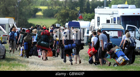 Festivalbesucher kommen zum Glastonbury Festival 2009 in Pilton, Somerset, vor Ort an. Stockfoto