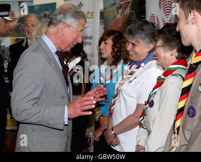 Camilla, Herzogin von Cornwall und Prinz Charles, Prinz von Wales, treffen Scout-Mitarbeiter bei einem Besuch der Treorchy Comprehensive School in Wales. Stockfoto