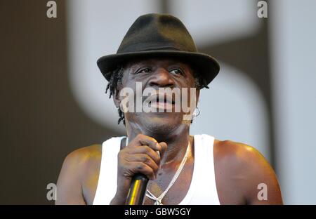 Neville Staple of the Specials auf der Pyramid Stage während des Glastonbury Festivals 2009 auf der Worthy Farm in Pilton, Somerset. Stockfoto