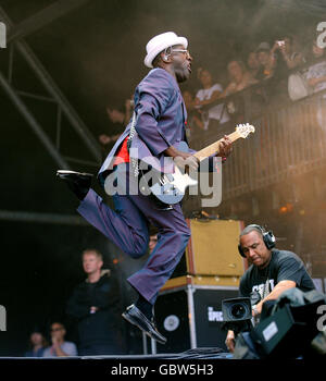 Lynval Golding of the Specials auf der Pyramid Stage während des Glastonbury Festivals 2009 auf der Worthy Farm in Pilton, Somerset. Stockfoto