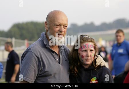 Glastonbury Festival 2009 - Erster Tag. Michael Eavis mit einem Festivalbesucher beim Glastonbury Festival 2009 auf der Worthy Farm in Pilton, Somerset. Stockfoto