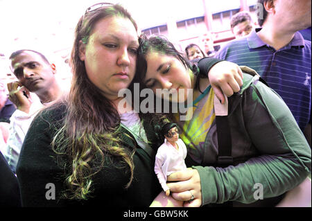 Michael Jackson Fans, Donna Kelly Jackson (links), die heute 23 ist, und Terri Day, 16, beide aus Fulham, außerhalb des Lyric Theatre in London nach dem Tod von Sänger Michael Jackson. Stockfoto