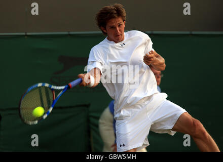 Der russische Igor Andreev im Kampf gegen den italienischen Andreas Seppi Stockfoto