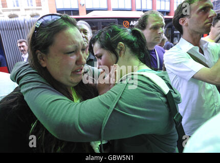 Michael Jackson Fans, Donna Kelly Jackson (links), die heute 23 ist, und Terri Day, 16, beide aus Fulham, außerhalb des Lyric Theatre in London nach dem Tod von Sänger Michael Jackson. Stockfoto