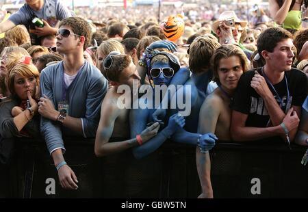 Glastonbury Festival 2009 - Erster Tag. Ein Festival, das beim Glastonbury Festival 2009 auf der Worthy Farm in Pilton, Somerset, in der Menge stattfindet. Stockfoto