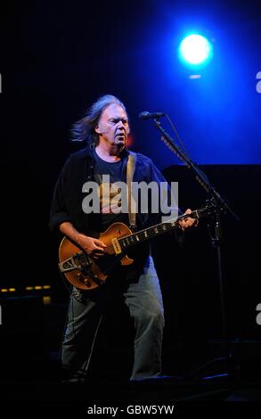 Neil Young tritt auf der Pyramid Stage während des Glastonbury Festivals 2009 auf der Worthy Farm in Pilton, Somerset, auf. Stockfoto