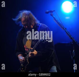 Neil Young tritt auf der Pyramid Stage während des Glastonbury Festivals 2009 auf der Worthy Farm in Pilton, Somerset, auf. Stockfoto