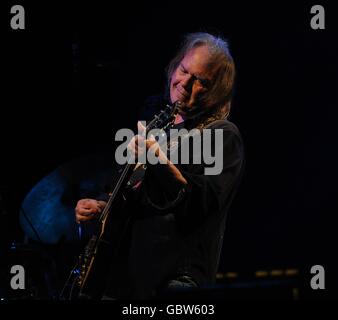 Neil Young tritt auf der Pyramid Stage während des Glastonbury Festivals 2009 auf der Worthy Farm in Pilton, Somerset, auf. Stockfoto