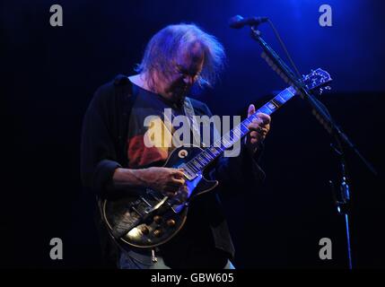 Neil Young tritt auf der Pyramid Stage während des Glastonbury Festivals 2009 auf der Worthy Farm in Pilton, Somerset, auf. Stockfoto