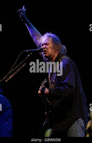 Neil Young tritt auf der Pyramid Stage während des Glastonbury Festivals 2009 auf der Worthy Farm in Pilton, Somerset, auf. Stockfoto