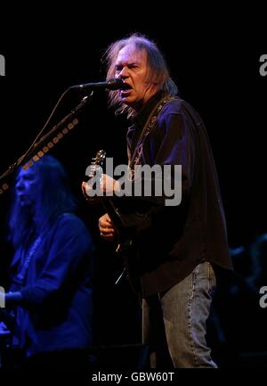 Neil Young tritt auf der Pyramid Stage während des Glastonbury Festivals 2009 auf der Worthy Farm in Pilton, Somerset, auf. Stockfoto