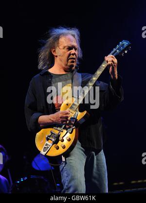 Neil Young tritt auf der Pyramid Stage während des Glastonbury Festivals 2009 auf der Worthy Farm in Pilton, Somerset, auf. Stockfoto