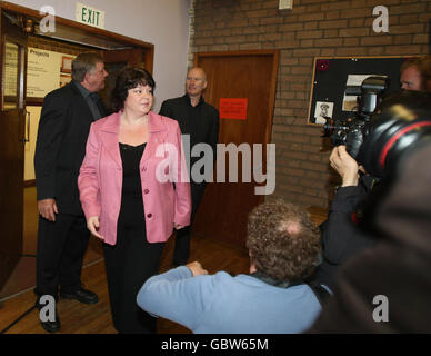 Dawn Purvis, Vorsitzender der progressiven Unionistischen Partei (PUP), mit PUP-Mitglied Winkie Dodds (links) und dem ehemaligen Abgeordneten Billy Hutchinson (rechts) kommen zu einer Pressekonferenz in Ost-Belfast, wo Einzelheiten über die Stilllegung von loyalistischen Paramilitärs bekannt gegeben wurden. Stockfoto