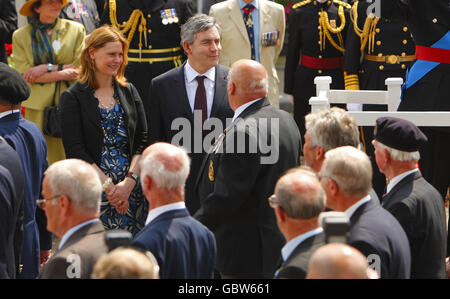 Premierminister Gordon Brown und seine Frau Sarah beobachten eine Parade von Militärveteranen auf dem historischen Dockyard in Chatham, Kent, bevor sie an einem Gottesdienst anlässlich des ersten jährlichen Armed Forces Day teilnehmen. Stockfoto