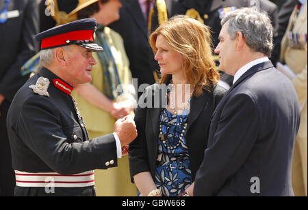 Premierminister Gordon Brown und seine Frau Sarah unterhalten sich mit dem Lord Lieutenant von Kent, Allan Willett, auf dem historischen Dockyard in Chatham, Kent, bevor sie an einem Gottesdienst anlässlich des ersten jährlichen Armed Forces Day teilnehmen. Stockfoto