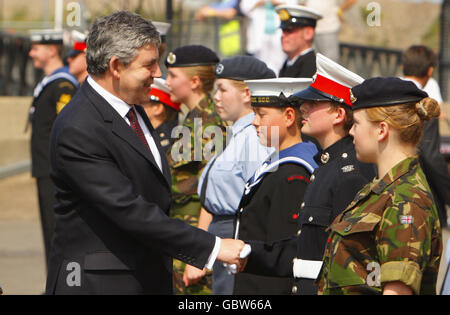 Premierminister Gordon Brown trifft Kadetten auf dem Historic Dockyard in Chatham, Kent, bevor er an einem Gottesdienst zum ersten jährlichen Tag der Streitkräfte teilnimmt. Stockfoto