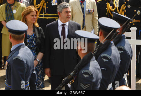 Mitglieder der RAF-Regimentsparade auf dem historischen Dockyard in Chatham, Kent, während Premierminister Gordon Brown und seine Frau Sarah bei einem Gottesdienst zum ersten jährlichen Armed Forces Day zuschauen. Stockfoto