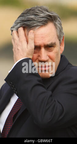 Premierminister Gordon Brown beobachtet eine Parade von Militärveteranen auf dem historischen Dockyard in Chatham, Kent, bevor er an einem Gottesdienst zum ersten jährlichen Armed Forces Day teilnimmt. Stockfoto